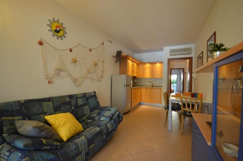 Kitchen or kitchenette, Living room, Seating area, Dining area, stove