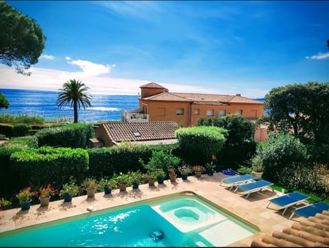 Pool view, Sea view, sunbed