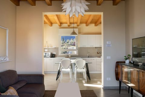 Kitchen or kitchenette, Living room, Seating area, Dining area