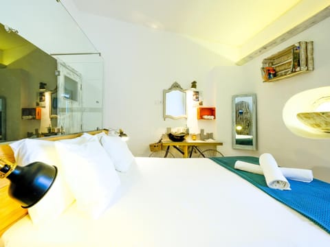 Bed, Bathroom, Bedroom, On site, City view, Street view