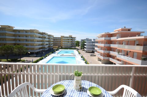 Property building, Balcony/Terrace, Swimming pool, sunbed