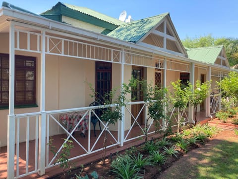 Property building, Patio, Facade/entrance