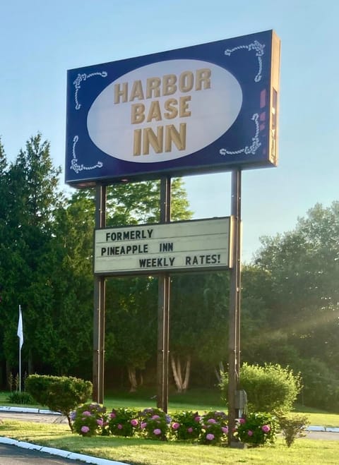 Harbor Base Inn Motel in Newport
