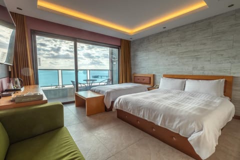 Bed, Balcony/Terrace, Balcony/Terrace, Photo of the whole room, Animals, Bedroom, Sea view