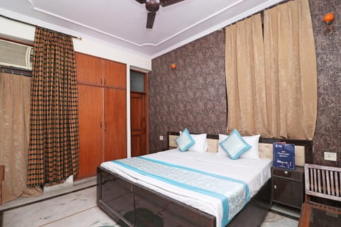 Collection O Hari Villa Near ISKCON Temple Noida Hotel in Noida