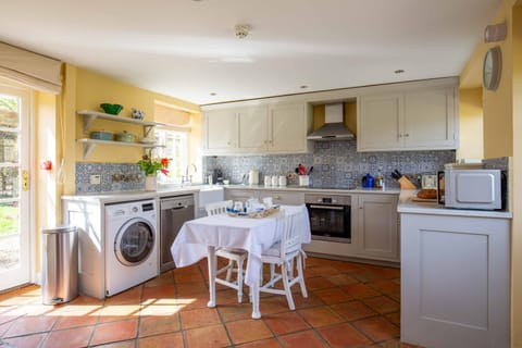 Saratoga Cottage House in West Oxfordshire District