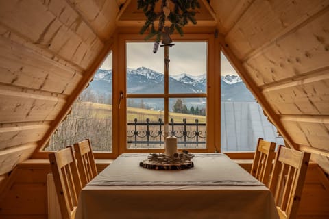 Photo of the whole room, Dining area, Mountain view