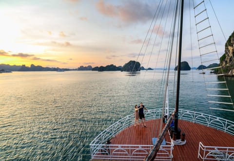 Alisa Premier Cruise Barco atracado in Laos