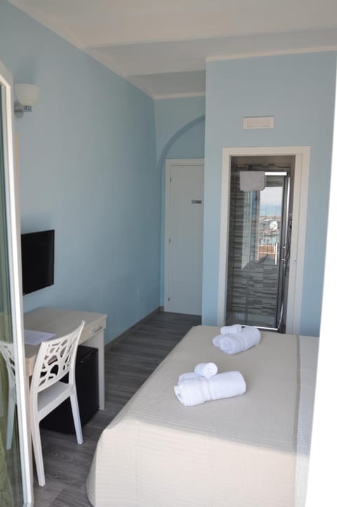 Bathroom, TV and multimedia, Balcony/Terrace, Photo of the whole room, Bedroom, Sea view