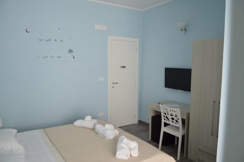 Bathroom, TV and multimedia, Balcony/Terrace, Photo of the whole room, Bedroom, Street view, young children, older children