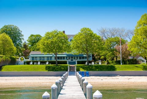 Harbor Knoll Bed and Breakfast Bed and Breakfast in Greenport