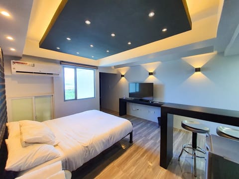 Bed, TV and multimedia, Kitchen or kitchenette, Photo of the whole room, Bedroom, hair dresser, air conditioner