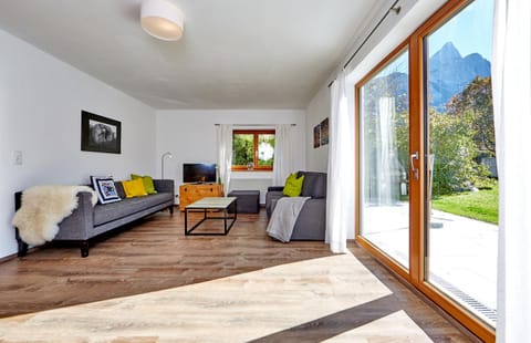 Living room, Other, Photo of the whole room, Decorative detail, Seating area, Garden view, Mountain view