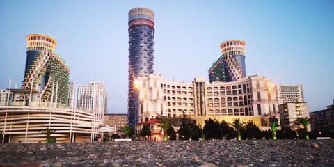 Nearby landmark, Facade/entrance, Neighbourhood