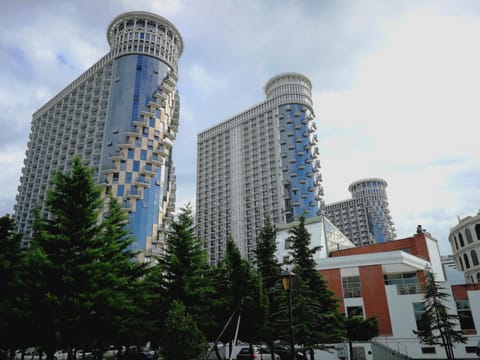 Property building, Facade/entrance, Neighbourhood, Landmark view, Street view