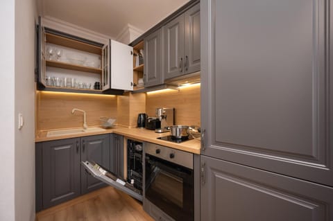 Coffee/tea facilities, Kitchen or kitchenette, dishwasher, oven, stove, toaster