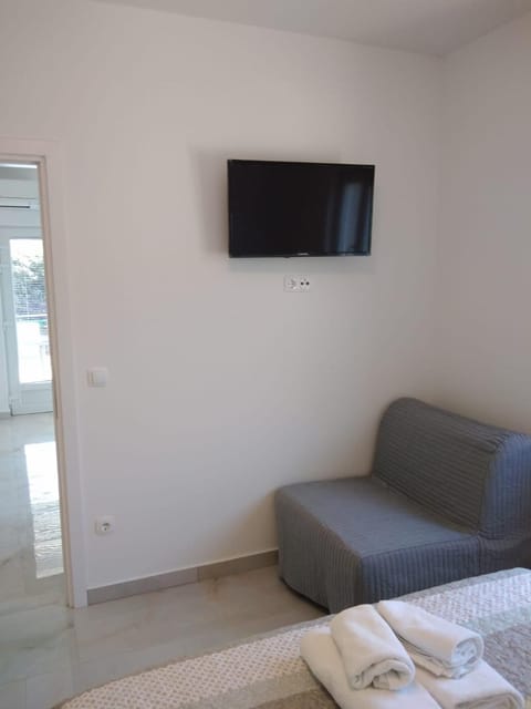 Apartment with Terrace and Garden Apartment in Tisno