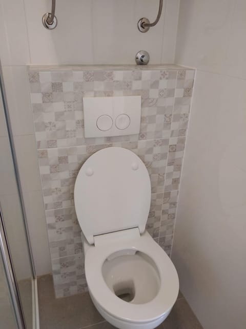 Apartment with Terrace and Garden Apartment in Tisno