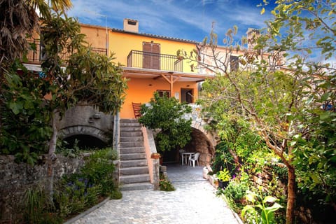 Property building, Facade/entrance, Garden