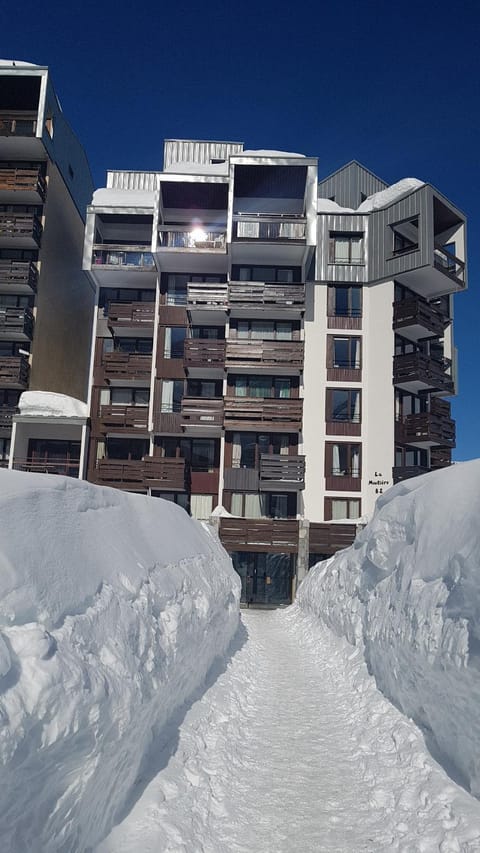 Property building, Facade/entrance, Winter