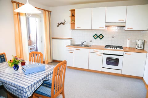 Natural landscape, TV and multimedia, Coffee/tea facilities, Balcony/Terrace, Balcony/Terrace, Kitchen or kitchenette, Photo of the whole room, Decorative detail, Decorative detail, Seating area, Floor plan, Dining area, On site, Mountain view, Mountain view