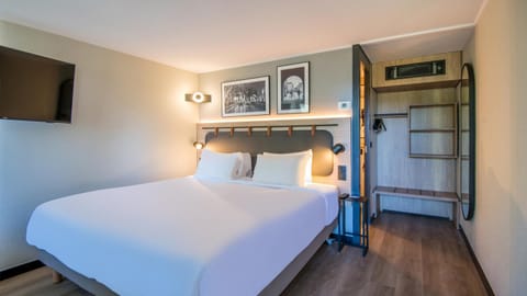 Bed, Photo of the whole room, Bedroom, wardrobe