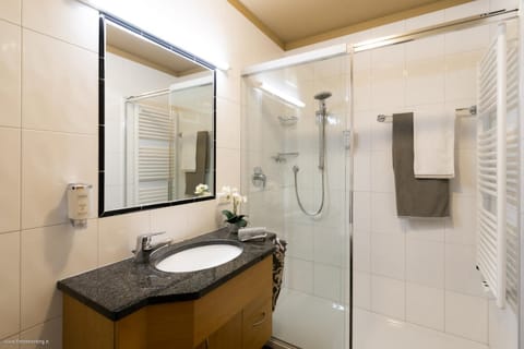 Shower, Bathroom, towels