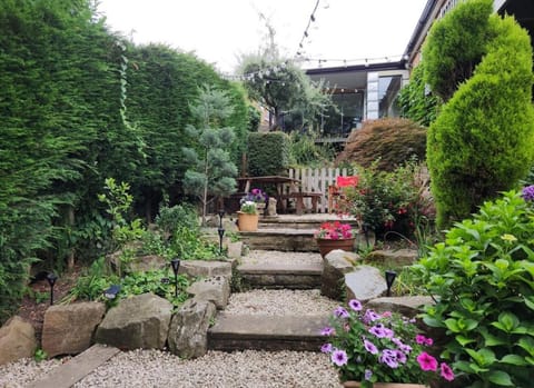 The Garden Apartment, Near Airport & City Apartment in Manchester