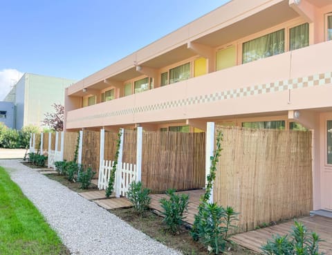 Patio, Facade/entrance, Garden, Balcony/Terrace, Bedroom