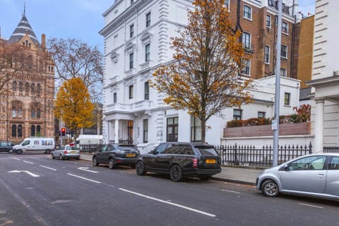 Facade/entrance, Neighbourhood