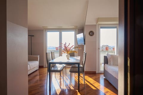 TV and multimedia, Seating area, Dining area