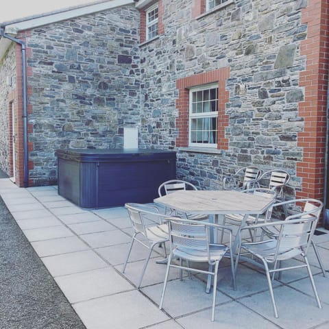 Patio, Hot Tub, Balcony/Terrace