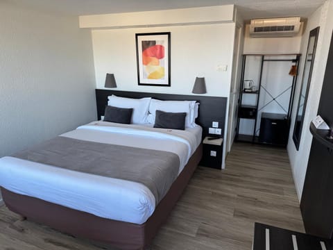 Bed, Photo of the whole room, Bedroom, air conditioner