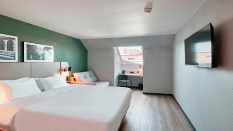 Photo of the whole room, Bedroom