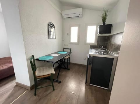 Kitchen or kitchenette, Dining area, stove