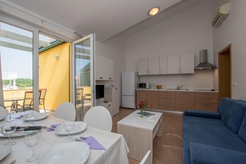 TV and multimedia, Kitchen or kitchenette, Living room, Seating area, Dining area