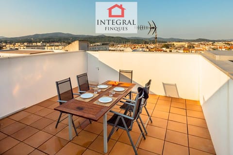 Balcony/Terrace, Dining area, Food, Mountain view, Family