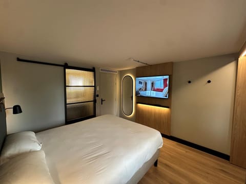 Bed, TV and multimedia, Photo of the whole room