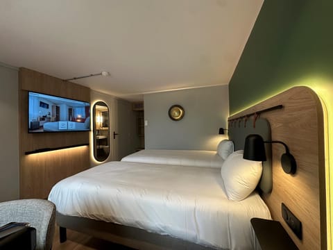 Bed, TV and multimedia, Photo of the whole room, Bedroom