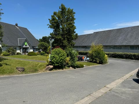 Property building, Spring, Day, Parking