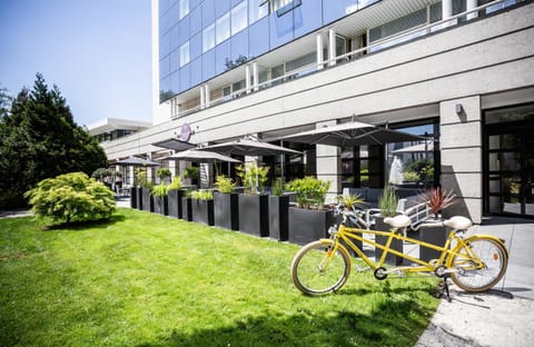 Property building, Facade/entrance, Garden