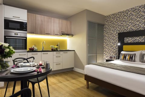 Kitchen or kitchenette, Bedroom