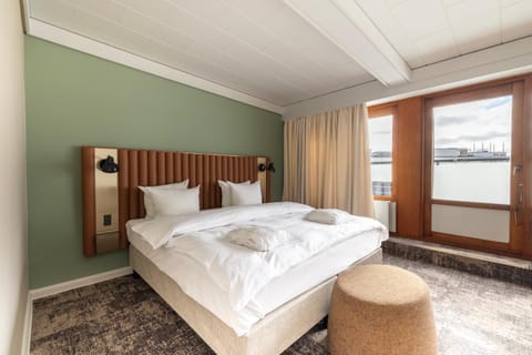 Bed, View (from property/room), Bedroom, City view