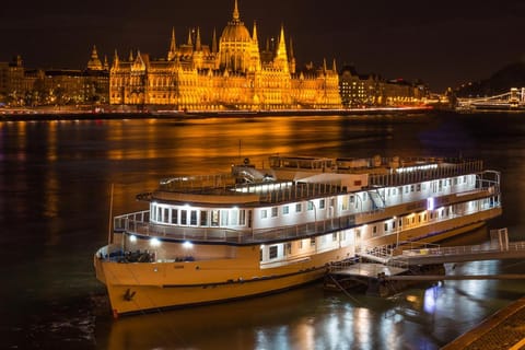 Grand Jules - Boat Hotel Docked boat in Budapest