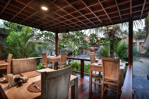 Restaurant/places to eat, Balcony/Terrace