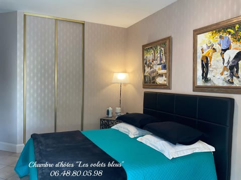 CHAMBRE D'HOTES "Les Volets Bleus" - VILLA L'OLIVIER côté mer Alojamiento y desayuno in Vaux-sur-Mer
