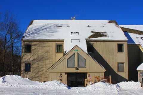 Perfect four bedroom condo with shuttle to the mountain, ski Back Whiffletree D8 Casa in Mendon