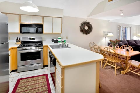 Beautiful condo with fireplace, on site spa & fitness center Woods Resort 26 House in Mendon