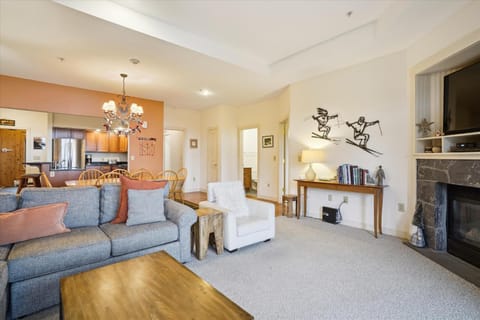 Gorgeous views, tastefully decorated Ski on ski off 3 bedroom condo, with sports center access Lodges 303 House in Mendon