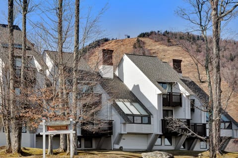 Ski on ski off, beautiful views, 2 bedroom condo with access to indoor pool, Sunrise C5 Haus in Mendon